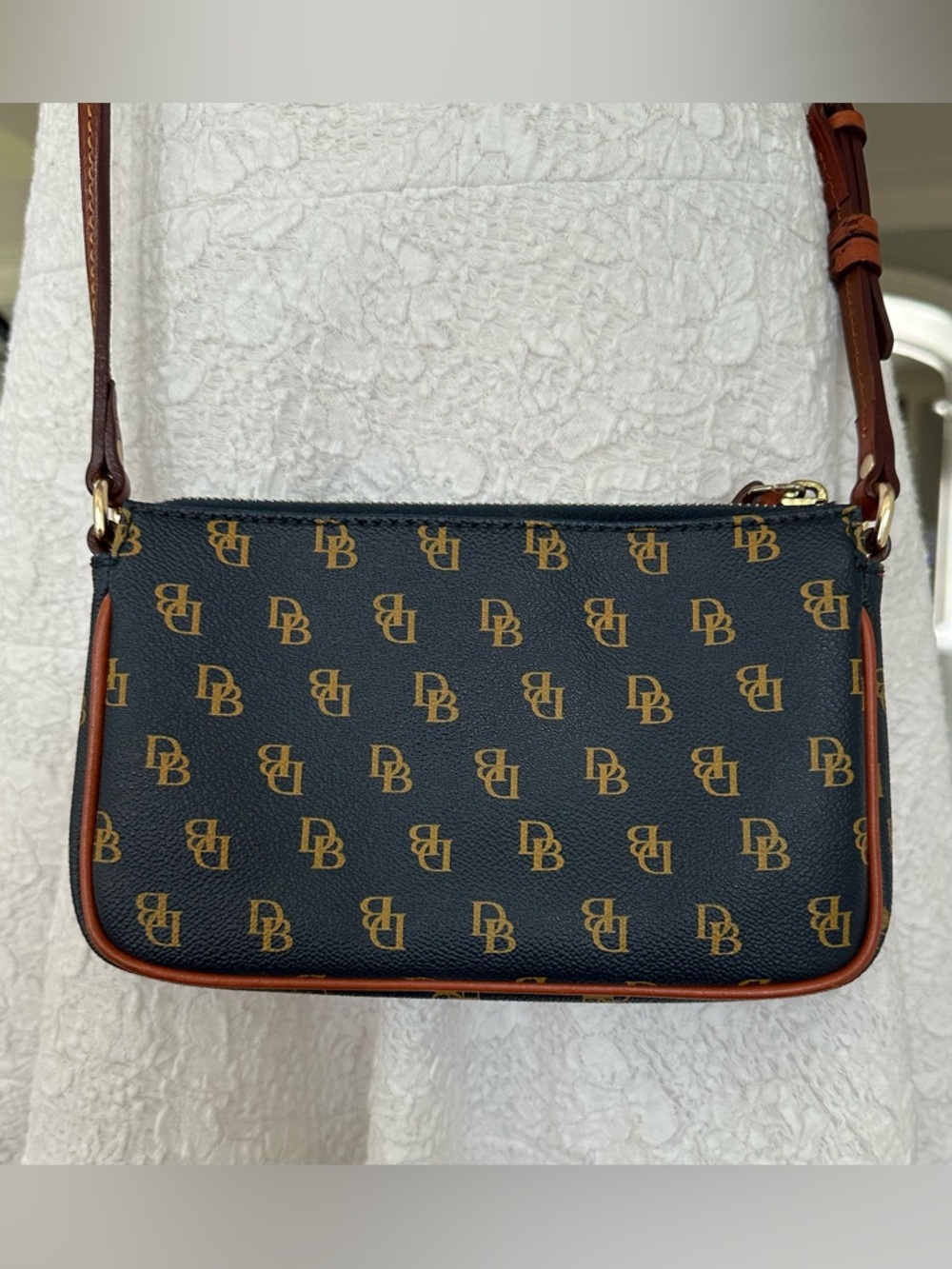 💐 Dooney & Bourke Gretta LexiCrossbody. Navy & Tan, Monogram. - Picture 2 of 11